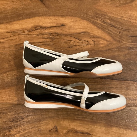 AJ Valenci flats - Picture 6 of 9